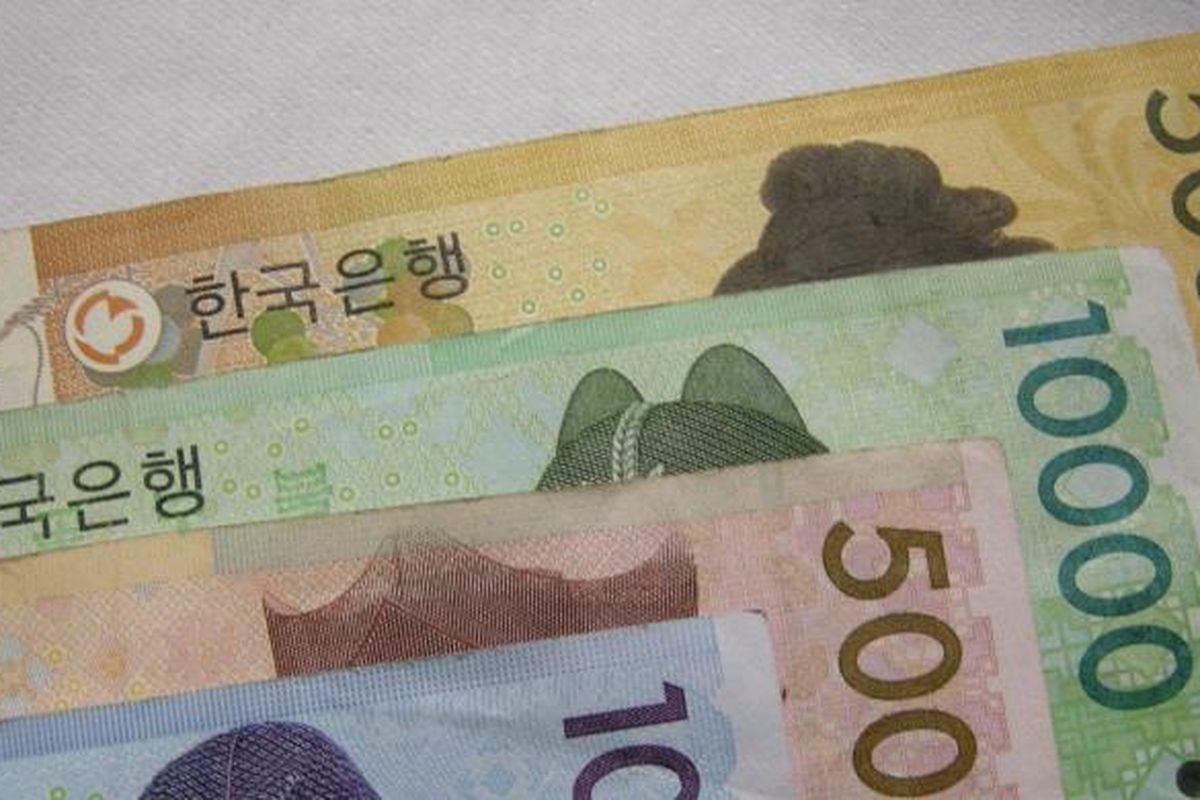 Ilustrasi mata uang Korea Selatan dan mata uang Korea Utara.