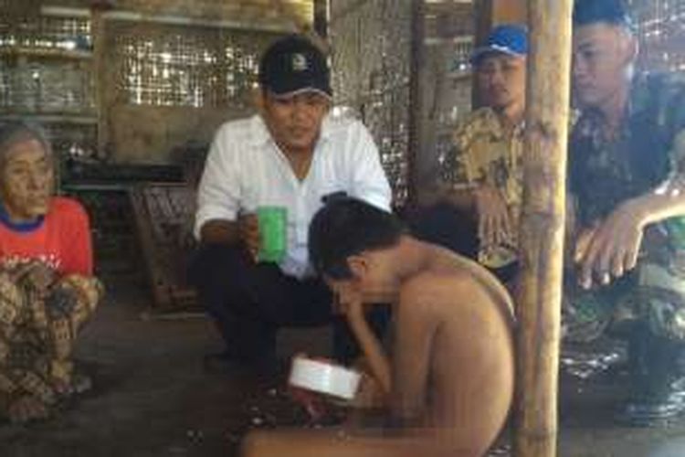 Kondisi Fe saat ditemukan diikat di tiang rumah oleh keluarganya di Banyuwangi, Jawa Timur.