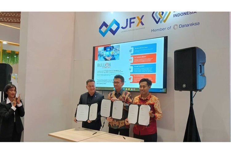 Direktur Utama JFX Yazid Kanca Surya (tengah) saat menandatangani perjanjian kerja sama. 