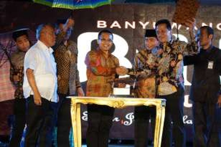 Penandatangan MOU antara Kabupaten Banyuwangi dan Badan Ekonomi Kreatif untuk mengembangan industri kreatif berbasis desa pada saat Banyuwangi Batik Festival Minggu (9/10/2016)