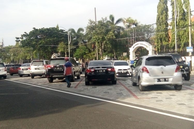 Dinas Perhubungan Kota Surabaya berinovasi dengan membangun area parkir yang membelah jalan, yakni Taman Parkir Wijaya Kusuma. Lahan parkir yang dibangun di tengah jalan itu, diklaim akibat padatnya area parkir di jalan umum.