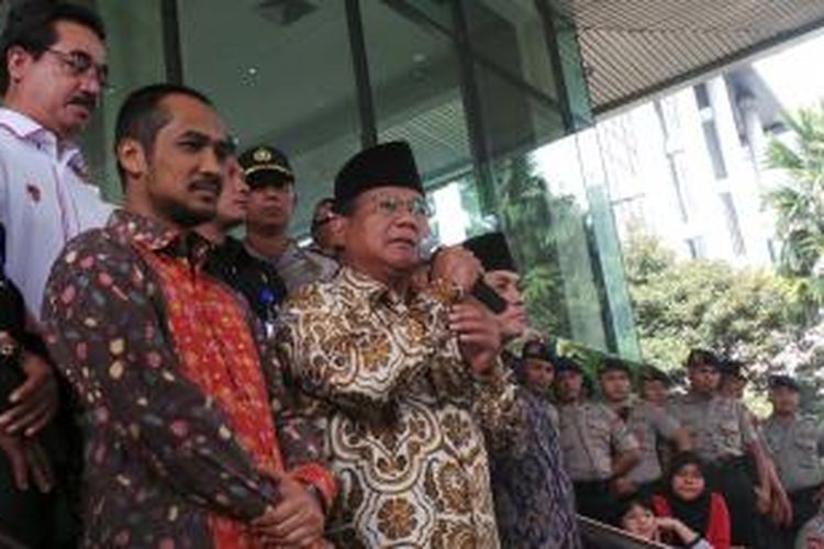 Pasangan Prabowo Subianto-Hatta Rajasa bersama jajaran pimpinan KPK