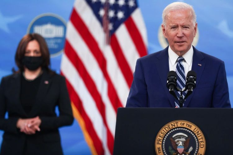 Presiden AS Joe Biden didampingi Wakil Presiden Kamala Harris,? memberi pernyataan usai rapat dengan Tim Tanggap Covid-19, di Gedung Putih, Washington, 29 Maret 2021.