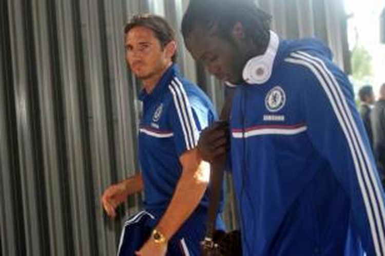 Pemain tengah Chelsea Frank Lampard dan penyerang Chelsea Romelu Lukaku (kanan) tiba di Jakarta, Selasa (23/7/2013). Chelsea akan bertanding melawan BNI Indonesia All Star pada 25 Juli di stadion utama Gelora Bung Karno.