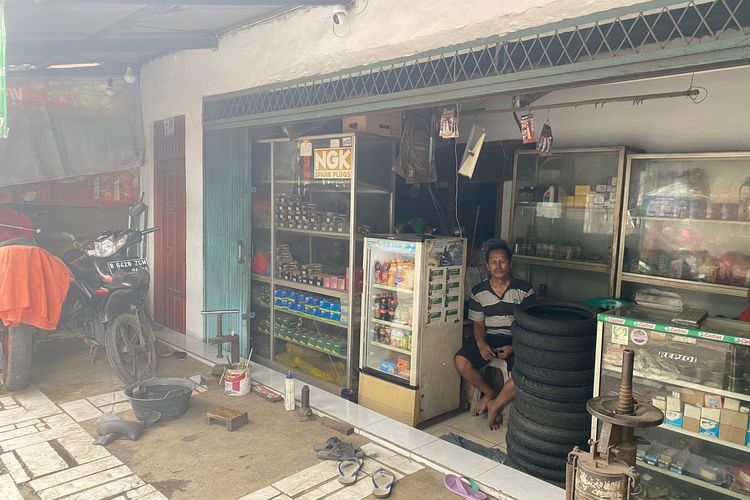 Lokasi pemukulan seorang pelanggan terhadap pemilik bengkel Soni Jaya Motor, Mangolai (64), di daerah Meruyung, Kota Depok, Senin (26/2/2024).