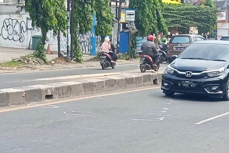 Suasana Tempat Kejadian Perkara (TKP) Lakalantas Mobil Pikap dan Mininus di Jalan Raya Dewi Sartika, Ciputat, Tangsel pada Rabu (22/6/2022)