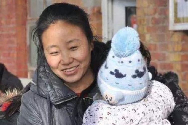 Li Yanxia. Seorang ibu asal China yang viral karena mengadopsi 118 anak. Dia dipenjara 20 tahun setelah terbukti melakukan penipuan.