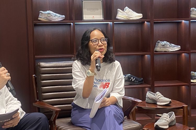Martina Harianda Mutis, General Manager Sports Brand Marketing, MAP Active, berbagi tips pada acara Grey Days 2025 Media Launch yang digelar New Balance di Senayan City, Jakarta Pusat, Jumat (9/5/2025).