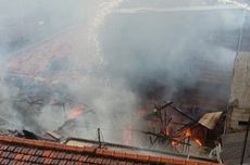 Korsleting Sebabkan Dua Rumah Warga di Pulogadung Terbakar