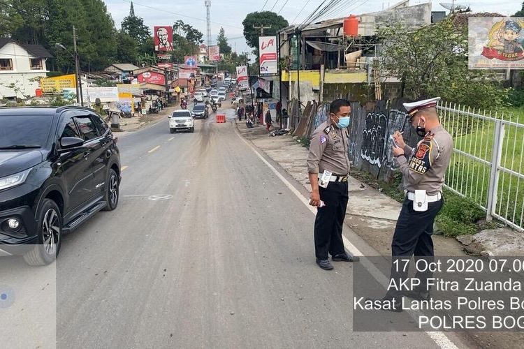 Petugas Kepolisian melakukan olah TKP di lokasi kecelakaan beruntun di Jalan Raya Puncak Bogor, Kampung Sampay, Desa Tugu Utara, Kecamatan Cisarua, Kabupaten Bogor, Jawa Barat, Sabtu (17/10/2020)