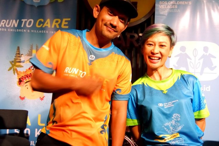 Presenter Ibnu Jamil (kiri dari arah pembaca) dan pelari ultramaraton Carla Felani (kanan dari arah pembaca) berpose bersama saat jumpa pers perhelatan Run To Care (RTC) 150K SOS Childrens Villages Indonesia, Selasa (16/7/2019). 

