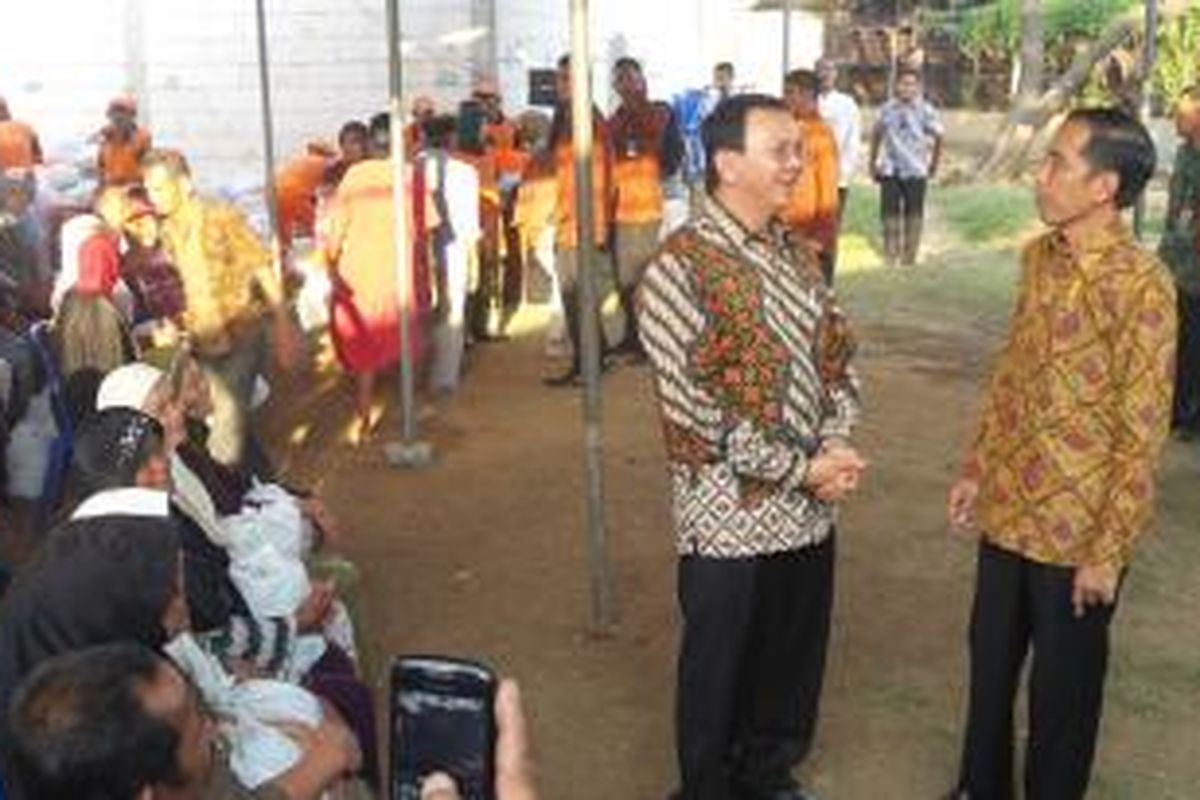 Presiden Joko Widodo (kanan) bersama Gubernur DKI Jakarta Basuki Tjahaja Purnama (dua dari kanan) mengunjungi permukiman warga di kawasan Semper Barat, Cilincing, Jakarta Utara, Kamis (3/9/2015).