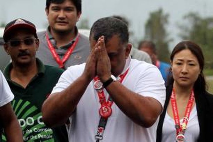 CEO AirAsia Tony Fernandes (tengah) mengunjungi Posko Utama Pecarian Pesawat AirAsia QZ8501, Lanud Iskandar, Pangkalan Bun, Kalteng, Rabu (31/12/2014). Dua dari tujuh jenazah yang telah ditemukan berhasil diveakuiasi ke posko untuk kemudian diidentivikasi di RSUD Sultan Imanudin.
