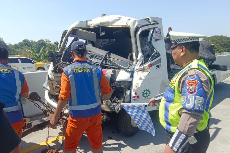 Kecelakaan di Tol Gempol-Pasuruan, Truk Towing Bermuatan Speedboat Tabrak Truk Pasir