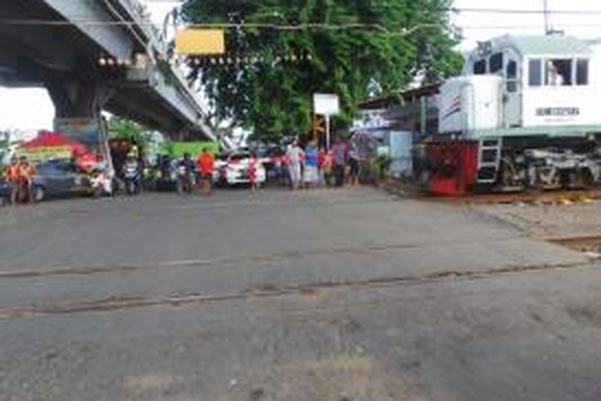 - Situasi di pintu pelintasan Tubagus Angke, tempat lokasi tertabraknya Metro Mini dan KRL di Tambora, Jakarta Barat kini sudah mulai normal. Senin (7/12/2015) 