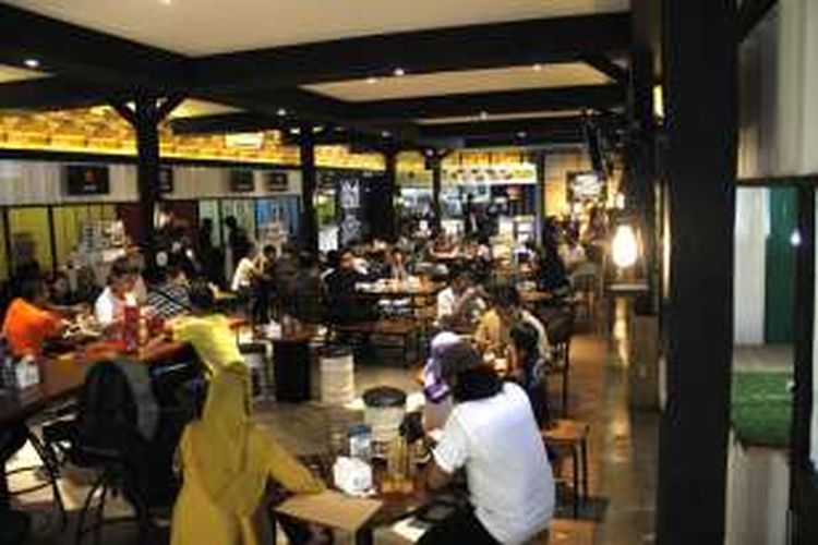 Suasana interior tempat makan Food Container di Jalan Raya Lebak Bulus no 30A, Jakarta Selatan, Sabtu (29/11/2016). Food Container menyediakan makanan-makanan dari Indonesia, Jepang, dan Barat untuk pengunjung.