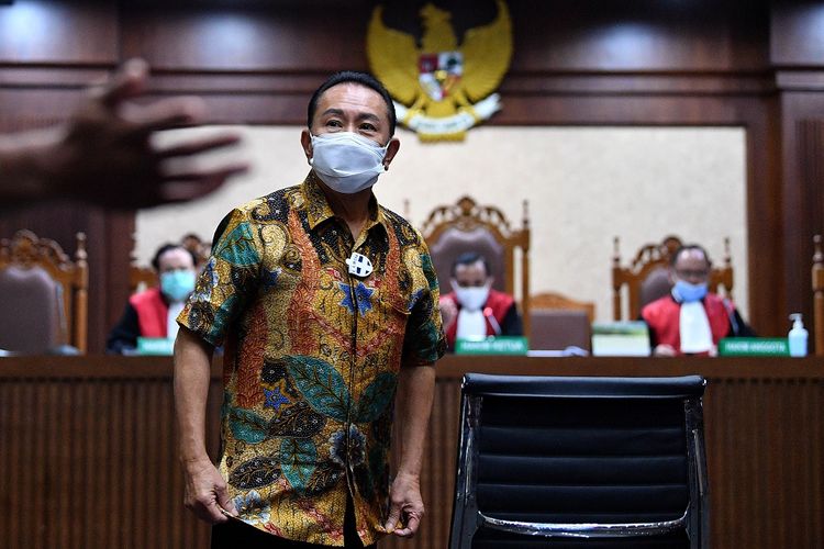 Saksi selaku terpidana kasus cessie Bank Bali Djoko Tjandra  meninggalkan ruangan saat sidang kasus dugaan suap dan gratifikasi pengurusan fatwa Mahkamah Agung (MA) Djoko Tjandra dengan terdakwa Pinangki Sirna Malasari di Pengadilan Tipikor, Jakarta, Senin (9/11/2020). Dalam sidang tersebut Jaksa Penuntut Umum menghadirkan 2 orang saksi yakni terpidana kasus cessie Bank Bali Djoko Tjandra dan pengusaha Rahmat. ANTARA FOTO/Sigid Kurniawan/foc.