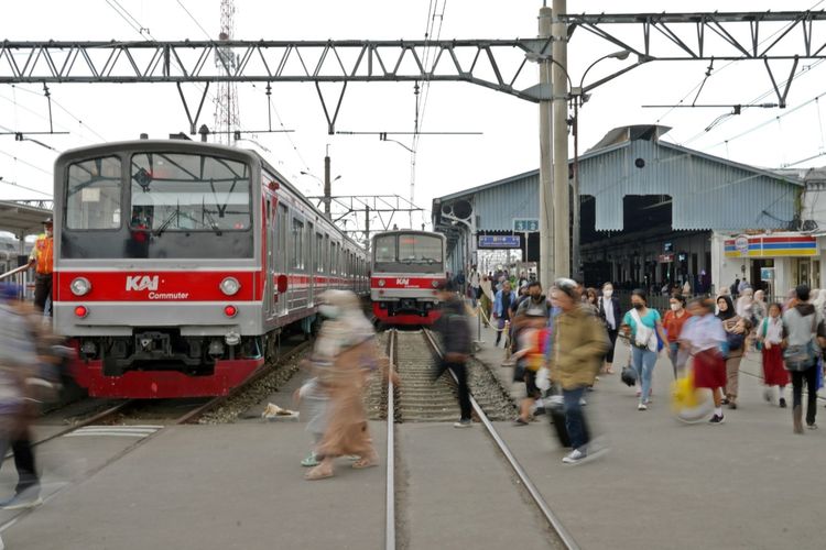 Kereta Api Indonesia (KAI) Commuter mencatat rekor volume tertinggi Commuter Line Jakarta-Bogor-Depok-Tangerang-Bekasi (Jabodetabek) sepanjang 2024. 
