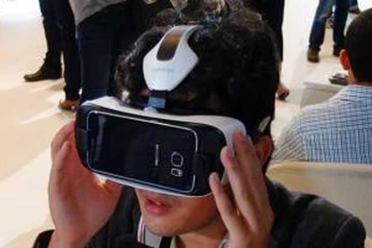 Wartawan KompasTekno, Oik Yusuf, sedang menjajal Galaxy Gear VR Innovator Edition di Barcelona, Spanyol awal Maret 2015.