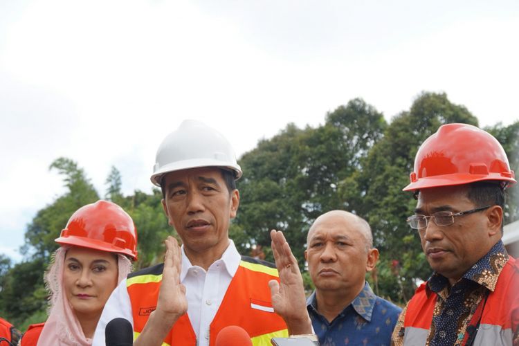 Presiden Joko Widodo saat acara Groundbreaking proyek Pembangunan Jalur Ganda Kereta Api Bogor-Sukabumi di Cicurug, Sukabumi, Jawa Barat, Jumat (15/12/2017).