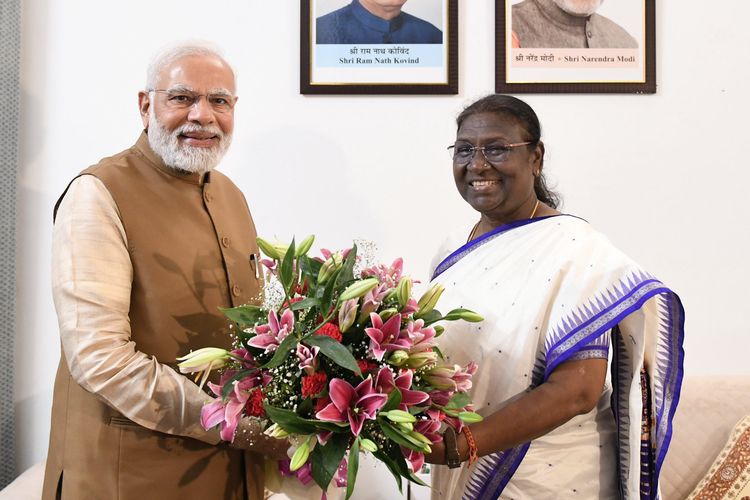 Perdana Menteri India (kiri) memberikan selamat kepada Presiden India yang baru terpilih, Draupadi Murmu (kanan). Draupadi Murmu terpilih menjadi Presiden India dalam pemilihan yang dilakukan oleh anggota parlemen pada Kamis (21/7/2022).