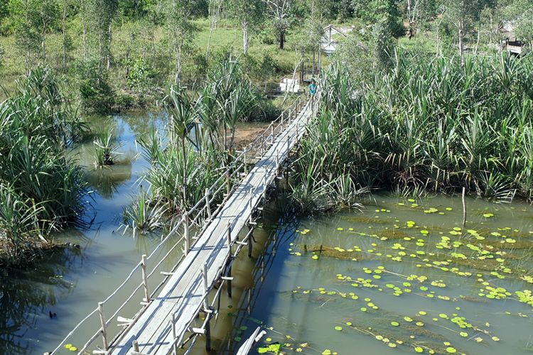 Tebat Rasau di Desa Lintang, Belitung Timur, Kepulauan Bangka Belitung yang tercatat sebagai situs warisan dunia pada 2021 oleh UNESCO Global geopark.