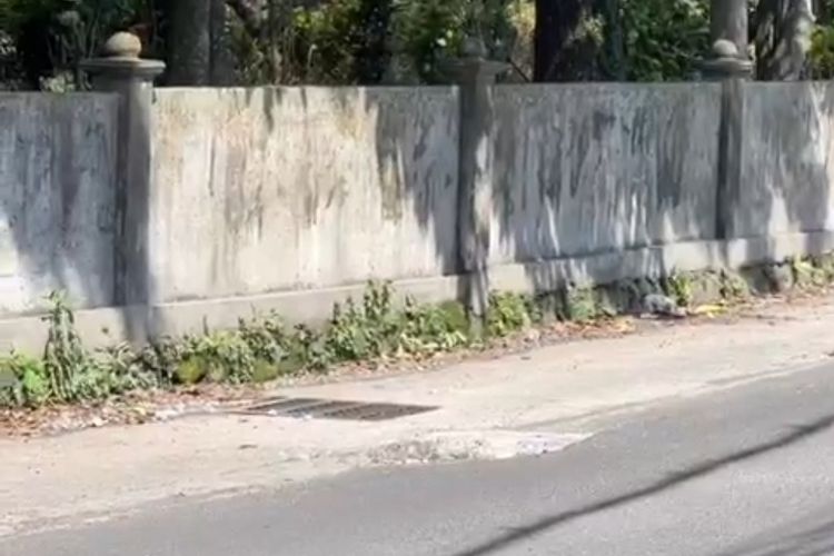 Jalan Saxophone, Tunggulwulung, Kecamatan Lowokwaru terdapat lubang yang kerap membuat pengendara kesal.  