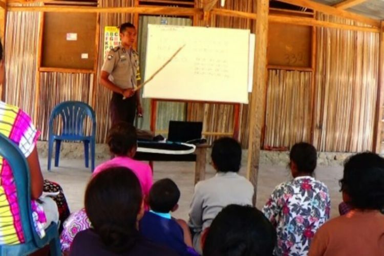 Brigadir Polisi (Brigpol) Krispianus Ola Komek, saat mengajar baca dan tulis bagi warga Dusun Weain, Desa Kenebibi, Kecamatan Kakuluk Mesak, Kabupaten Belu, Nusa Tenggara Timur