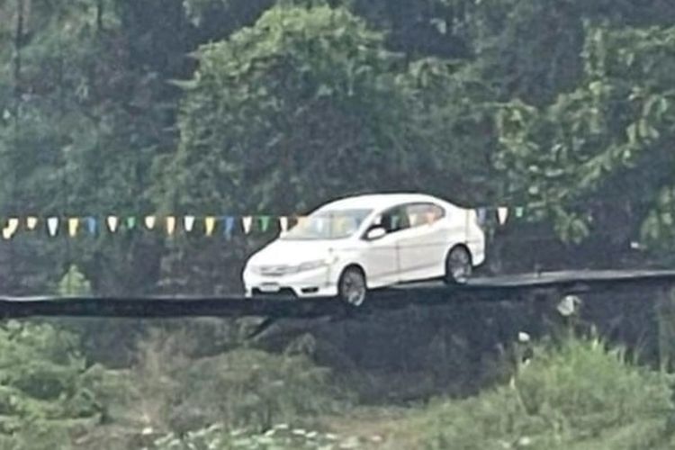 Seorang perempuan di Thailand dilaporkan terjebak di jembatan gantung setelah mengikuti GPS-nya. Kejadian itu diketahui setelah pengguna akun Pattaya News pada Selasa (30/1/2024) mengunggah foto di Facebook yang memperlihatkan sebuah mobil terjebak di jembatan gantung di Phrae, Thailand. Disebutkan, bahwa mobil tersebut dikendari oleh seorang perempuan yang mengikuti petunjuk GPS-nya.