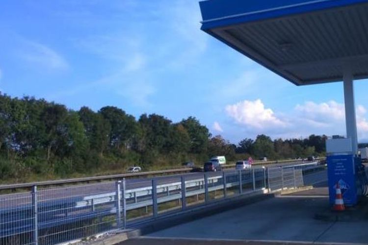 Inilah SPBU di Holzkirchen, Jerman, tempat seorang ayah tidak sengaja meninggalkan dua putrinya, dan baru sadar setelah mengemudi hingga 168 kilometer