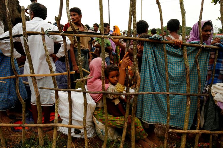 Pengungsi baru Rohingya menunggu memasuki kamp pengungsi sementara Kutupalang, di Cox Bazar Banglades, Rabu (30/8/2017).