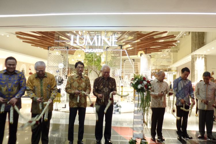 Pusat belanja fesyen Jepang, Lumine kini hadir di Plaza Indonesia, Jakarta. Tak hanya menghadirkan fesyen wanita, Lumine Jakarta juga memberikan pilihan koleksi fesyen dan aksesori untuk pria.