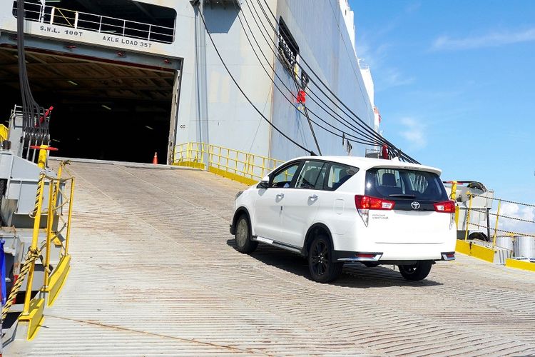 Toyota Kijang Innova buatan Indonesia tengah memasuki kapal roro untuk ekspor ke mancanegara.