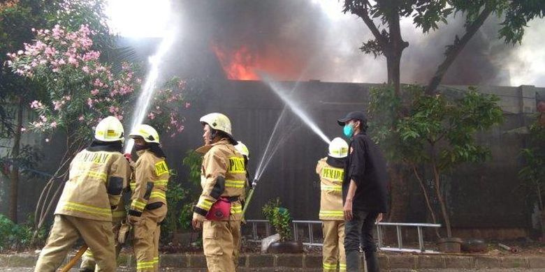 Petugas pemadam kebakaran menyemprotkan api saat berusaha memadamkan api ke area rumah yang terbakar di Jalan Gambang, RT 09 RW 01 Kelurahan Pejagalan, Penjaringan, Jakarta Utara, Senin (23/1/2023). 