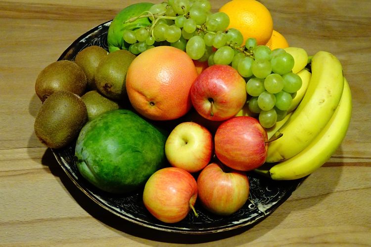 Ilustrasi mangkuk berisi buah-buahan.