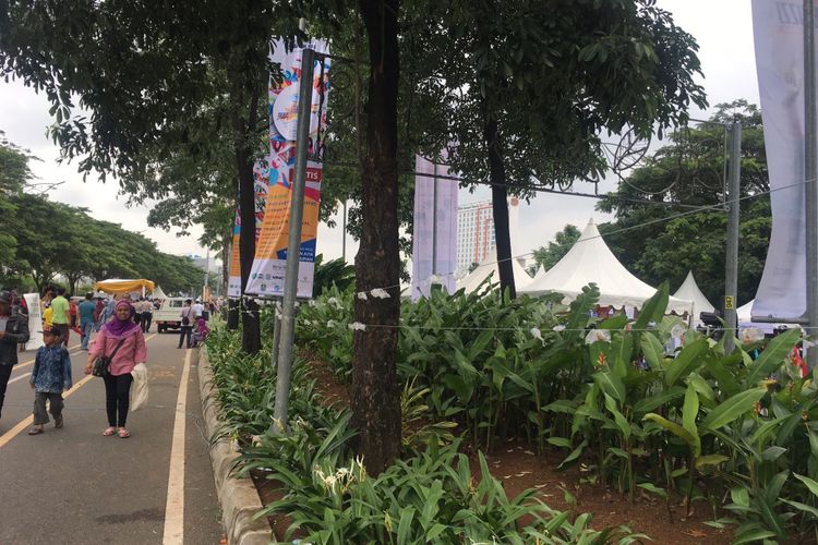 Sisa-sisa dodol sepanjang 4.000 meter dalam acara Bekasi Zaman Now, di Jalan Boulevard Ahmad Yani Summarecon, Kota Bekasi, Jawa Barat, Minggu (11/2/2018).