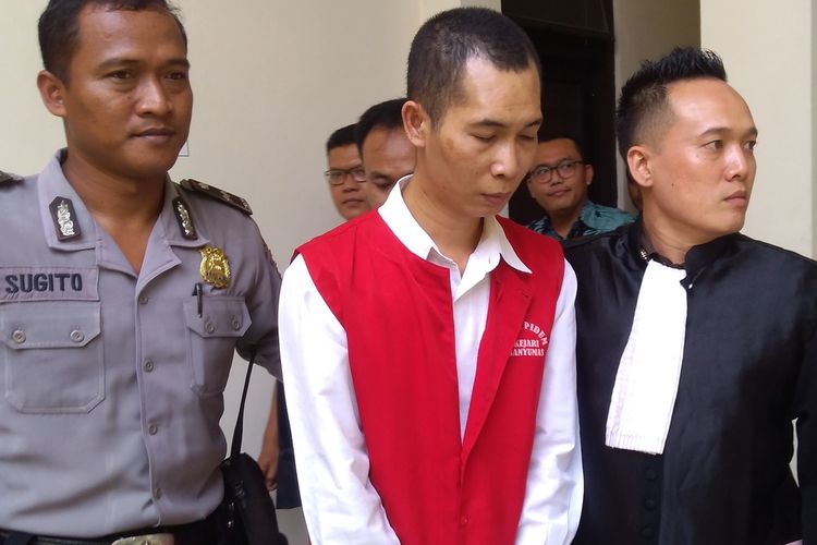 Terdakwa kasus mutilasi, Deni Priyanto (37) dibawa menuju ruang sidang di Pengadilan Negeri (PN) Banyumas, Jawa Tengah, Selasa (1/10/2019).