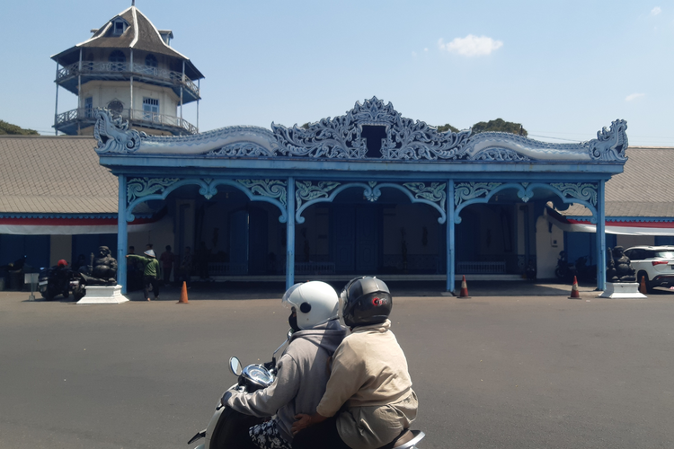 Pengendara sepeda motor melintas di halaman Keraton Solo, Jawa Tengah, Rabu (27/9/2023).