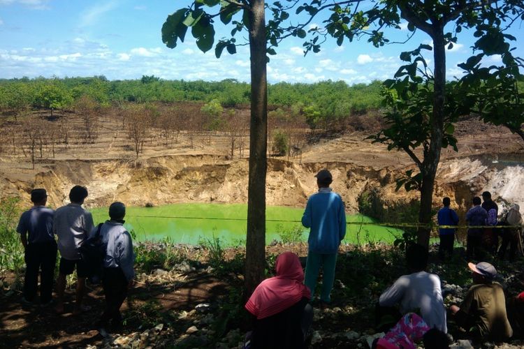 Lokasi danau dadakan di Serpeng Wetan, Desa Pacarejo, Kecamatan Semanu, Gunungkidul, dikunjungi wisatawan.