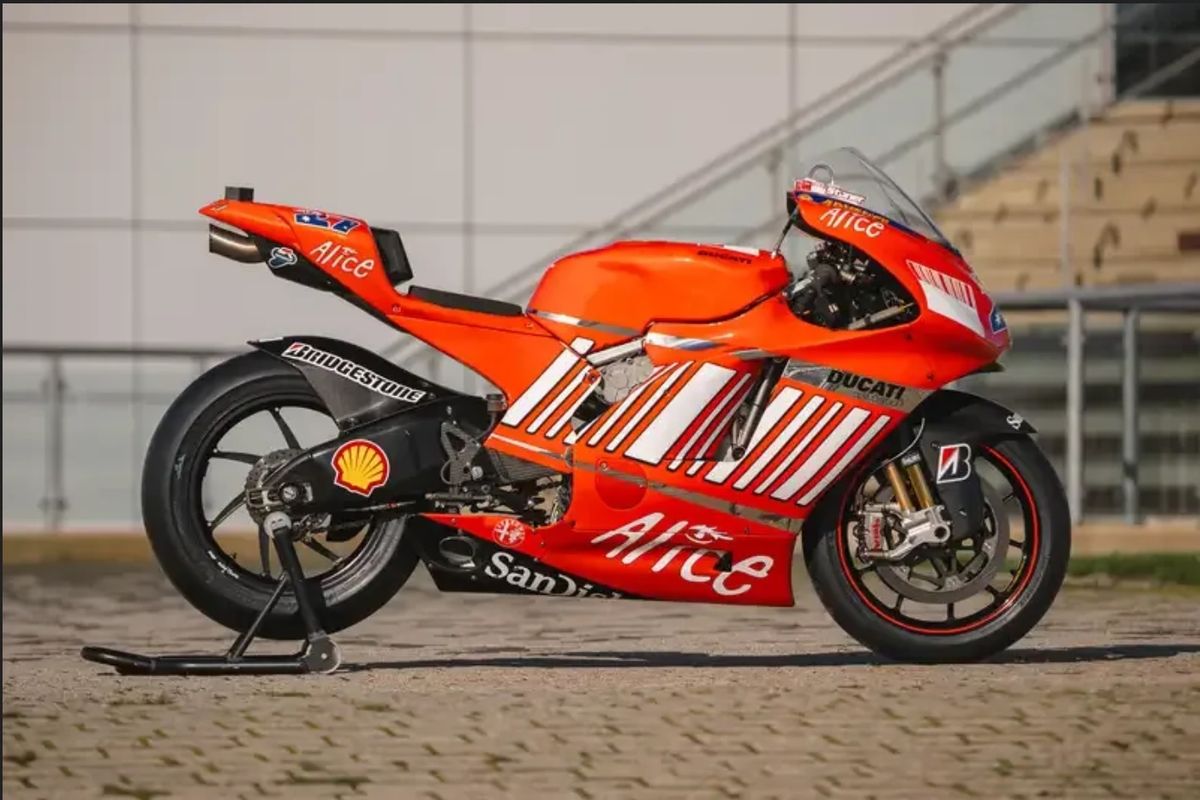 Motor Ducati Desmosedici GP7 milik Casey Stoner tahun 2007 akan dijual untuk umum.