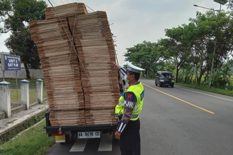 Petugas kepolisian sedang melakukan pendidikan pengendara dengan muatan berlebih di Wilayah Jawa Tengah 