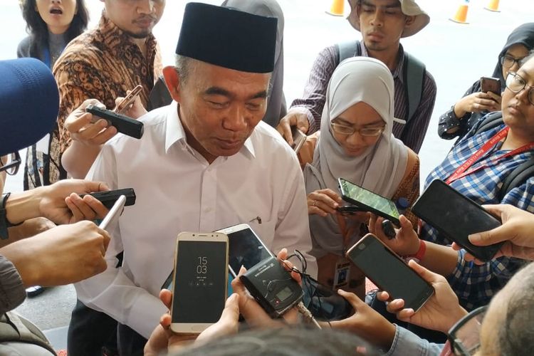 Mendikbud Muhadjir Effendy memberikan keterangan kepada awak media tentang PPDB 2019 setelah acara rapat kerja dengan Panglima TNI terkait persiapan PLS (Pengenalan Lingkungan Sekolah) di Gedung Kemendikbud, Jakarta (21/6/2019).