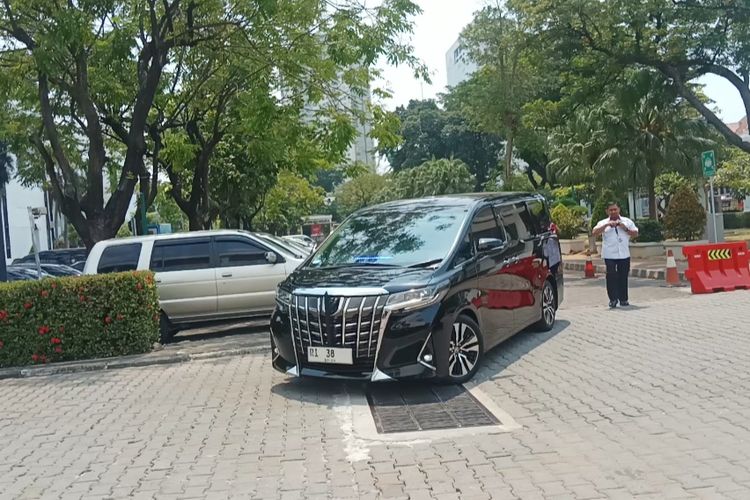 Mobil RI 38 yang membawa Menteri LHK Siti Nurbaya Bakar saat datang di Kompleks Istana Kepresidenan, Jakarta, Kamis (5/10/2023).