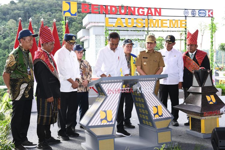 Presiden Indonesia Joko Widodo (Jokowi) meresmikan Bendungan Lausimeme di Kabupaten Deli Serdang, Sumatera Utara (Sumut), Rabu (16/10/2024). 
