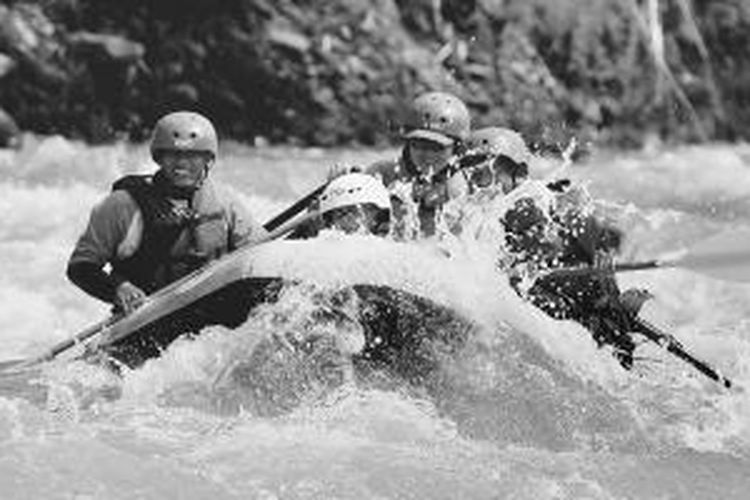 Wisatawan mencoba arung jeram di Sungai Cianten, Kabupaten Bogor, Jawa Barat, Sabtu (7/6/2014). Wisata alternatif mengarungi Sungai Cianten hingga Sungai Ciaruteun diakhiri dengan wisata sejarah mengunjungi Situs Ciaruteun. Situs bersejarah ini menyimpan Prasasti Ciaruteun peninggalan Kerajaan Tarumanagara dengan rajanya yang termashyur, Purnawarman.

