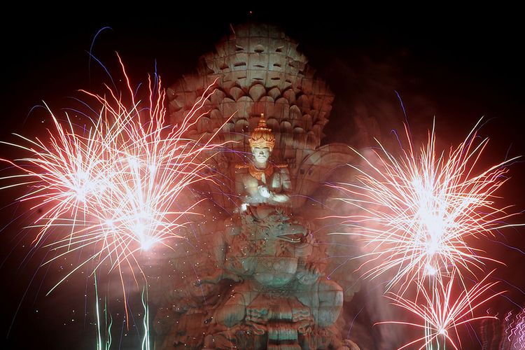 Suasana pesta kembang api saat malam perayaan pergantian tahun di kawasan Patung Garuda Wisnu Kencana (GWK) Ungasan, Badung, Bali, Rabu (1/1/2020).