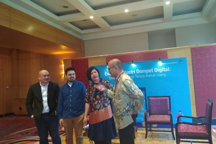 Research Director Customer Experience Ipsos Indonesia Olivia Samosir, Business Development Advisor BEI Poltak Hotradero, Managing Director Gopay Budi Gandasoebrata di Jakarta, Rabu (12/2/2020).