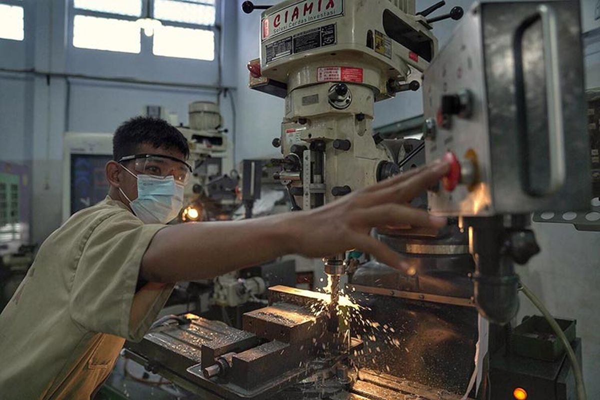Siswa SMK dilatih untuk siap terjun langsung ke industri.