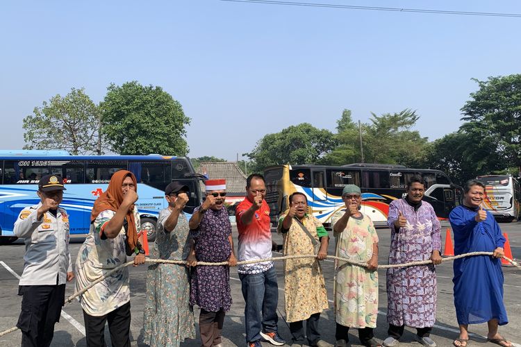 Kala Lomba 17-an Eratkan Sopir, Pedagang, hingga Petugas Dishub di Terminal Kampung Rambutan