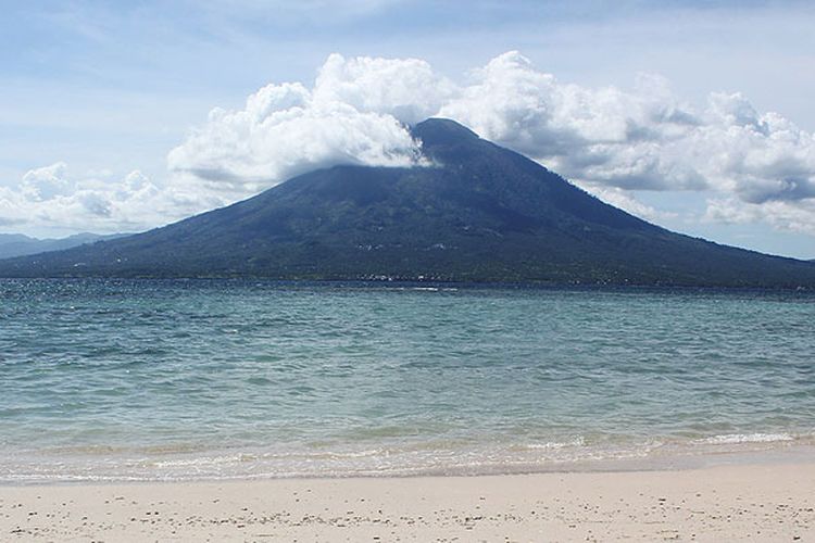 Gunung Boleng di Pulau Adonara tampak dari Pantai Waijarang, Lembata, Nusa Tenggara Timur.